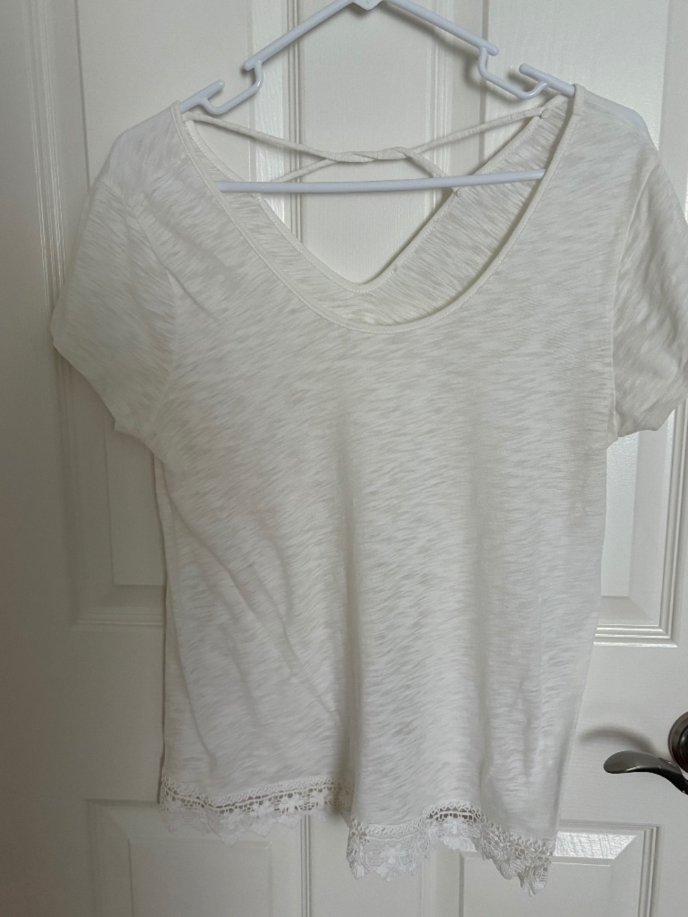 Short sleeve top with lace hem 🤍